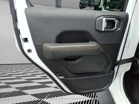 Used 2025 Jeep Wrangler Unlimited Sahara AWD/4WD image 19