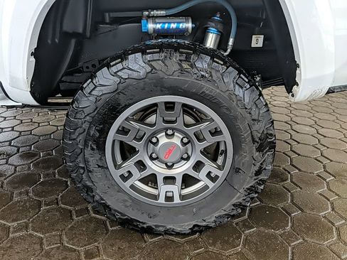 Used 2019 Toyota Tacoma TRD Sport image 9