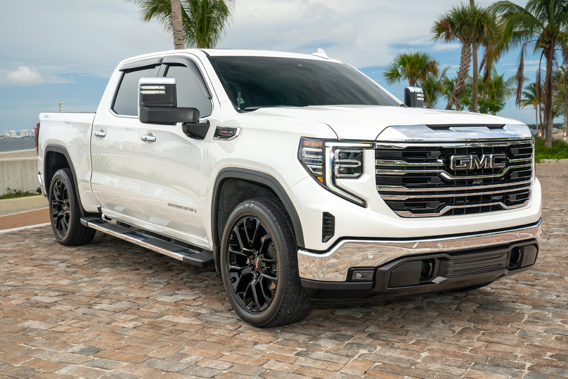 Used 2025 GMC Sierra 1500 SLT w/ SLT Premium Plus Package AWD/4WD image 5