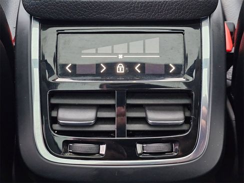 Used 2018 Volvo XC90 T5 Momentum w/ Convenience Package image 18