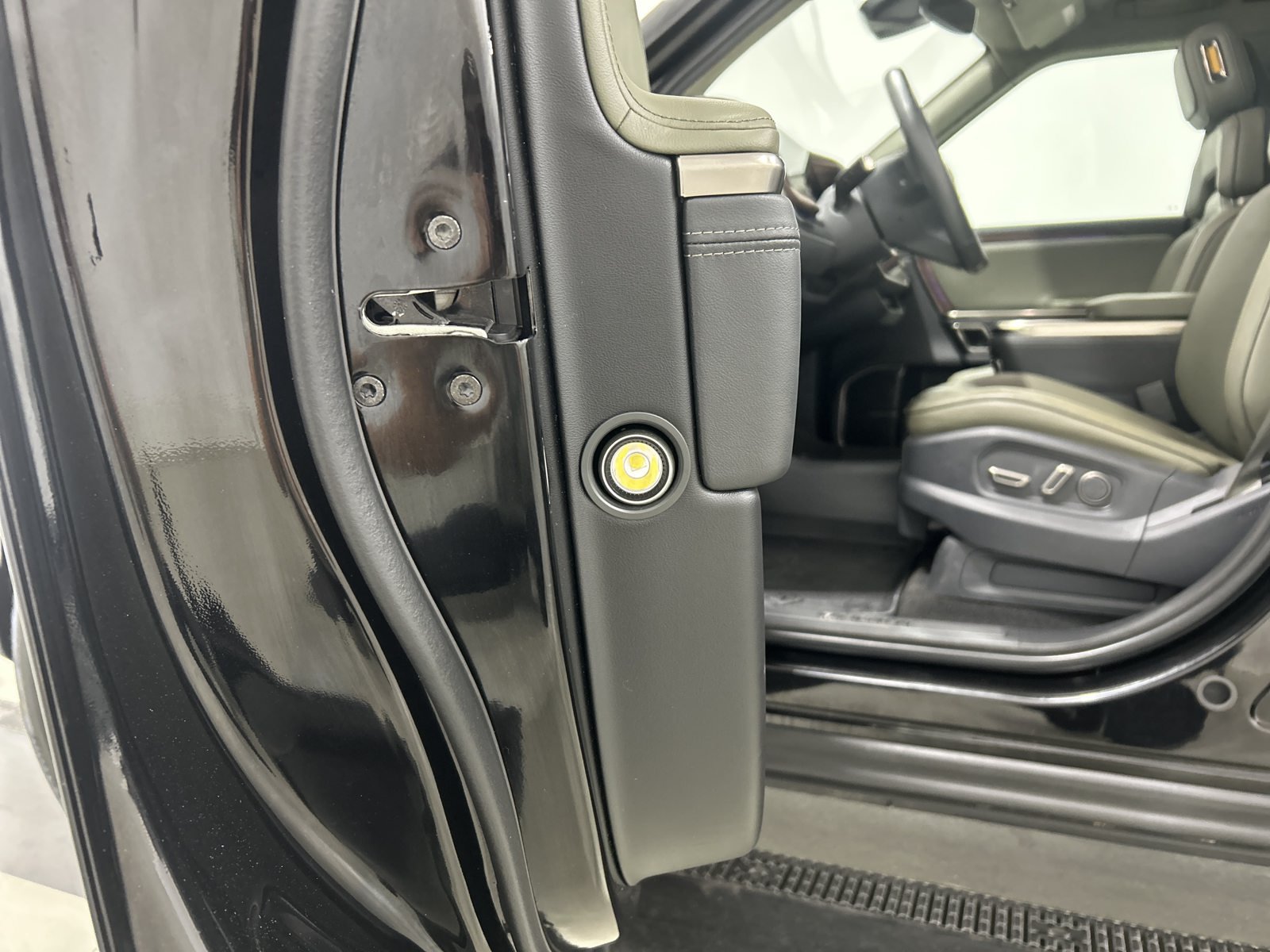 Used 2022 Rivian R1T Adventure AWD/4WD image 30