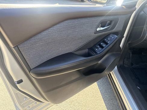 Used 2023 Nissan Rogue SV image 17