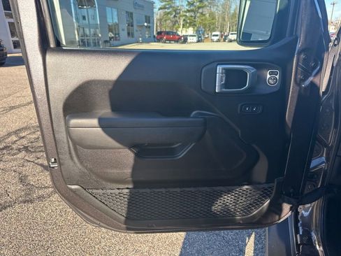 Used 2025 Jeep Wrangler Sport S image 15