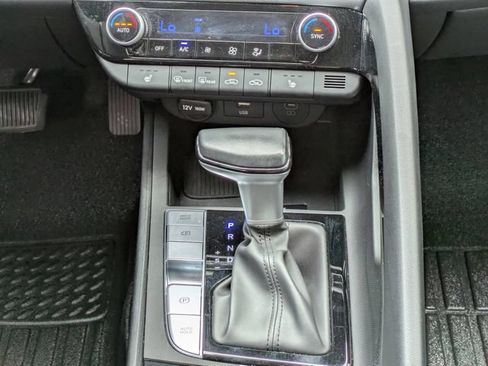 Used 2025 Hyundai Elantra SEL FWD image 13