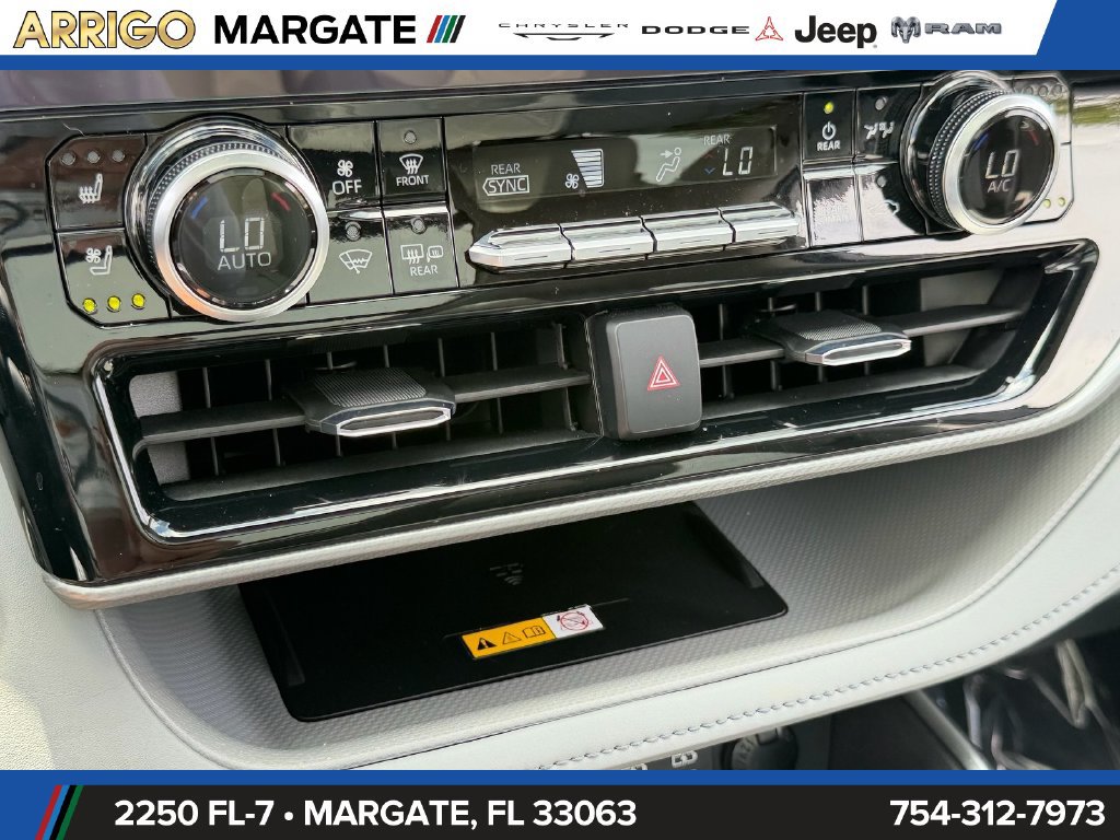 Used 2024 Toyota Highlander Platinum FWD image 28
