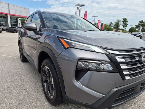 Used 2025 Nissan Rogue SV w/ SV Premium Package FWD image 9
