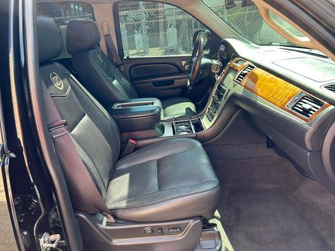 Used 2013 Cadillac Escalade Platinum AWD/4WD image 18