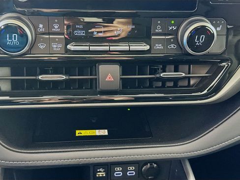 Used 2024 Toyota Highlander XLE image 16