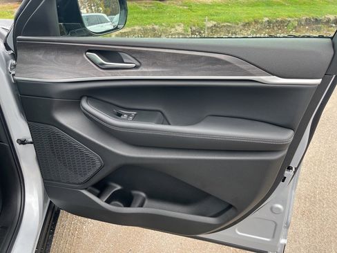 New 2025 Jeep Grand Cherokee Limited image 10