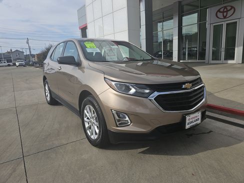 Used 2018 Chevrolet Equinox LS image 2