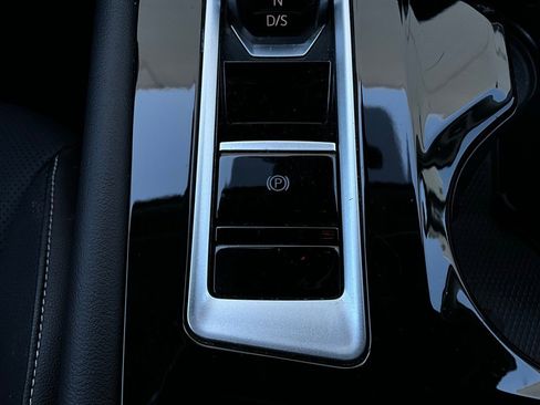 Used 2025 Volkswagen Atlas SE image 24