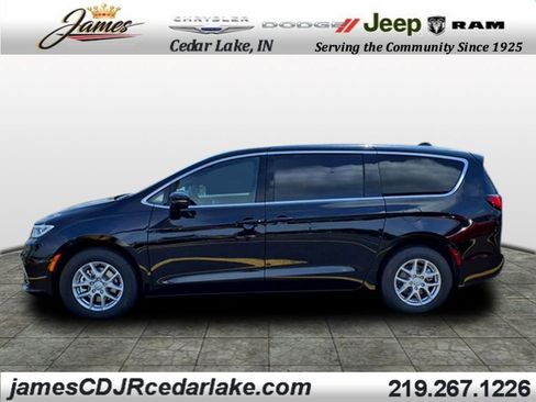 New 2026 Chrysler Pacifica Select image 2