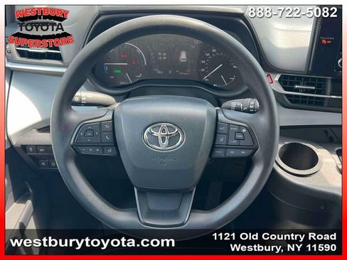Used 2025 Toyota Sienna LE FWD image 18