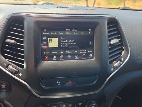 Used 2019 Jeep Cherokee Latitude Plus w/ Comfort/Convenience Group FWD image 15