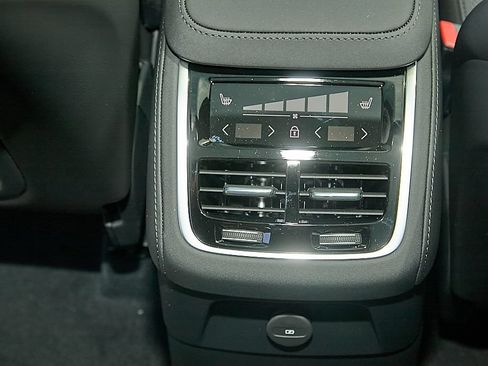 New 2026 Volvo XC90 T8 Plus w/ Protection Package Premier AWD/4WD image 24