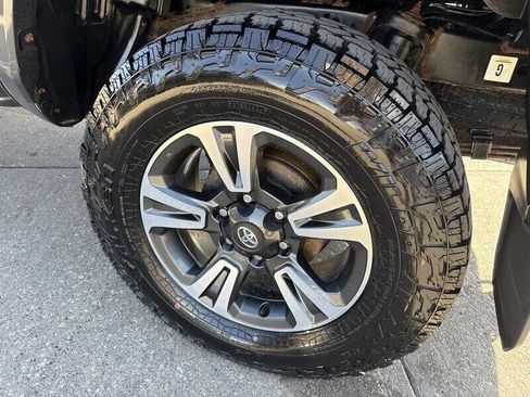 Used 2017 Toyota Tacoma TRD Sport AWD/4WD image 15