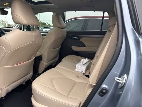 Used 2021 Toyota Highlander Limited image 9