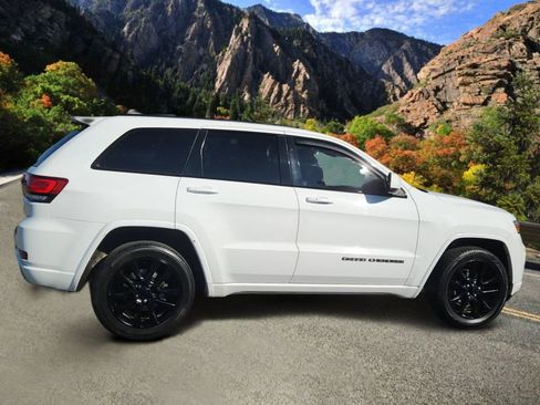 Used 2019 Jeep Grand Cherokee Altitude AWD/4WD image 2