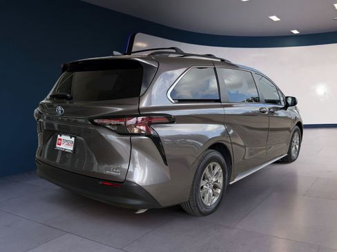 Used 2024 Toyota Sienna LE FWD image 5