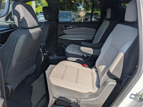 Used 2025 Chevrolet Traverse LT image 17