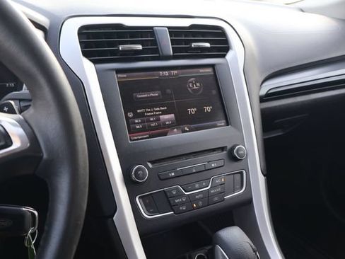 Used 2016 Ford Fusion SE FWD image 11