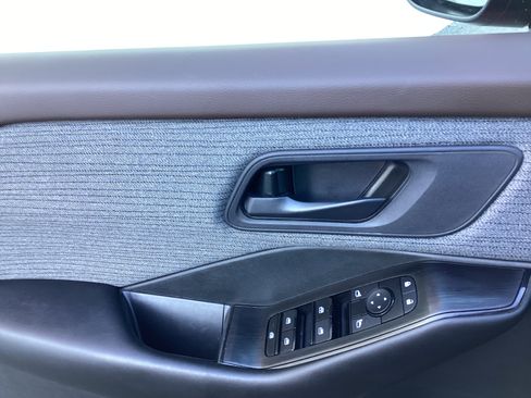 Used 2023 Nissan Rogue S image 25