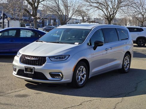 Used 2024 Chrysler Pacifica Limited image 9