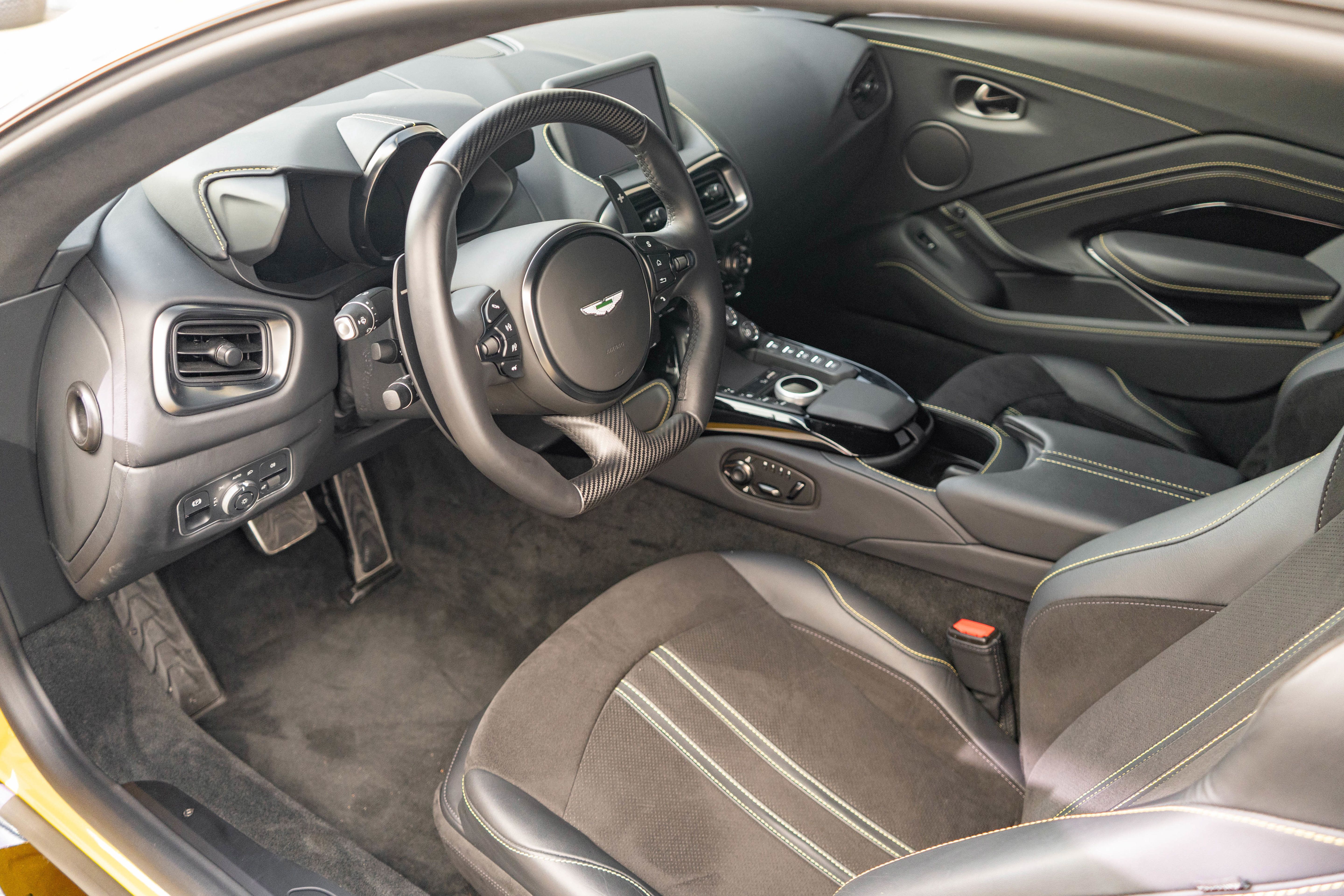 Used 2023 Aston Martin V8 Vantage Coupe RWD image 3