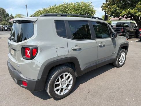 Used 2022 Jeep Renegade Latitude w/ Convenience Group AWD/4WD image 3