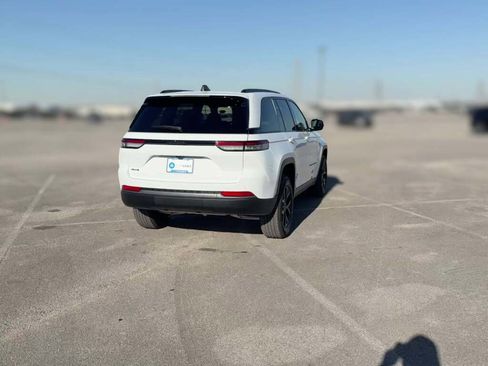 New 2026 Jeep Grand Cherokee Altitude image 11