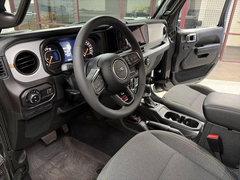 Used 2025 Jeep Gladiator Sport AWD/4WD image 9