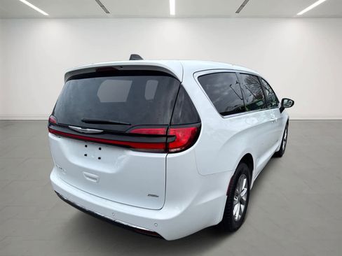 Used 2023 Chrysler Pacifica Touring-L image 6