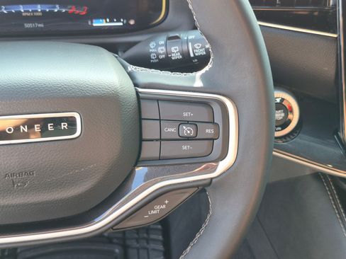 Used 2023 Jeep Wagoneer 4WD image 18