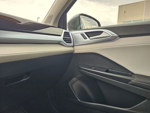Used 2025 Volkswagen Taos SE w/ Panoramic Sunroof Package image 25