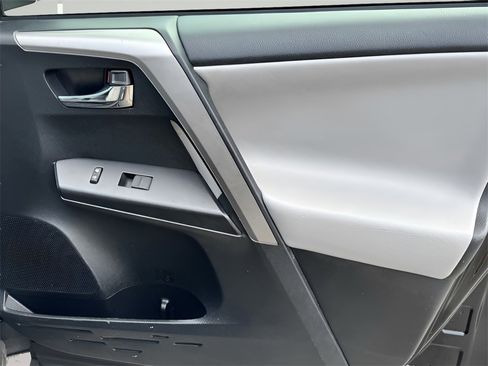 Used 2018 Toyota RAV4 XLE image 26