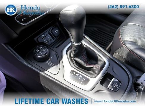 Used 2017 Jeep Cherokee Trailhawk AWD/4WD image 21