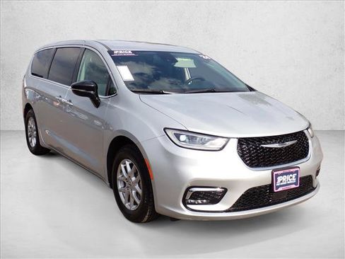 Used 2024 Chrysler Pacifica Touring-L FWD image 6