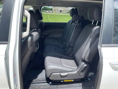 New 2026 Kia Carnival EX FWD image 10