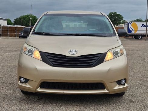 Used 2012 Toyota Sienna FWD image 2