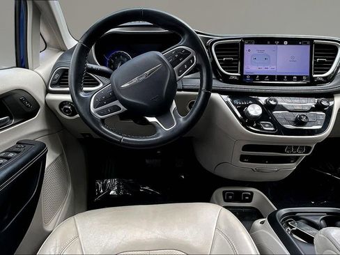 Used 2021 Chrysler Pacifica Touring-L w/ Uconnect Theater Family Group AWD/4WD image 7