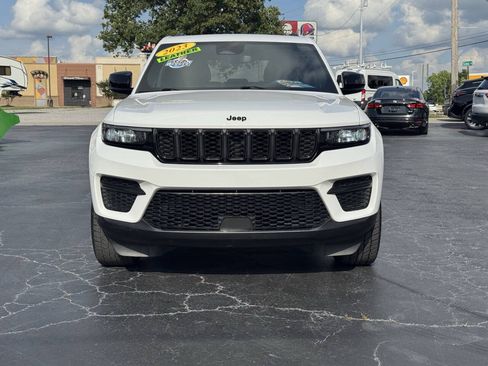Used 2023 Jeep Grand Cherokee Altitude RWD image 8