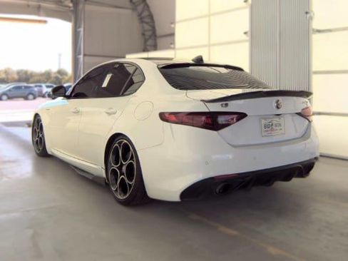 Used 2022 Alfa Romeo Giulia Veloce RWD image 3
