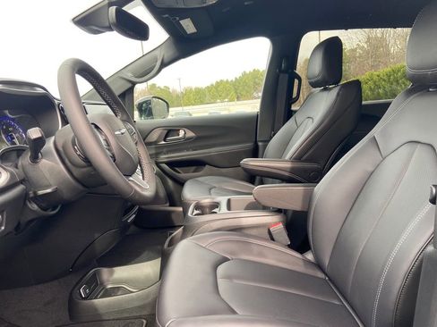New 2026 Chrysler Pacifica Select image 13