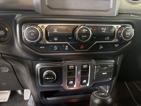 Used 2019 Jeep Wrangler Sport image 17