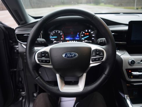 Used 2022 Ford Explorer XLT w/ Equipment Group 202A image 7