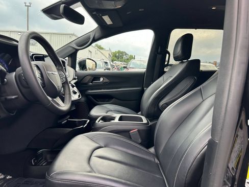 Used 2025 Chrysler Pacifica Select FWD image 20