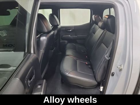 Used 2019 Toyota Tacoma TRD Off-Road image 10