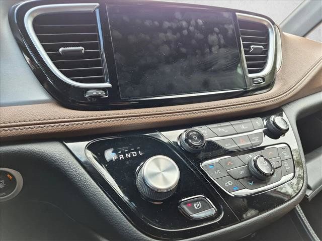 Used 2021 Chrysler Pacifica Limited w/ Uconnect Theater Family Group FWD image 12