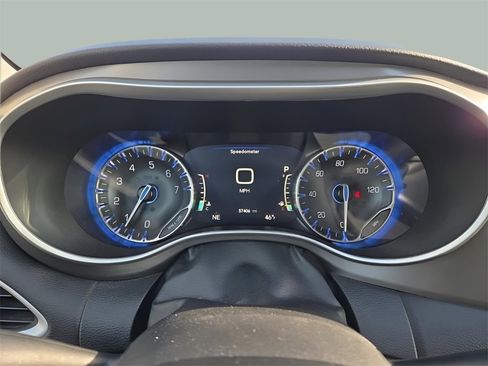 Used 2023 Chrysler Pacifica Touring-L image 16