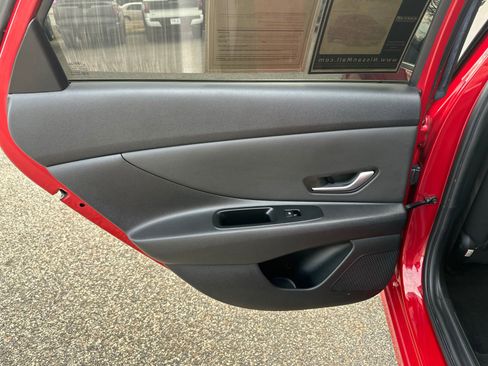 Used 2021 Hyundai Elantra SEL w/ Convenience + Premium Package image 19